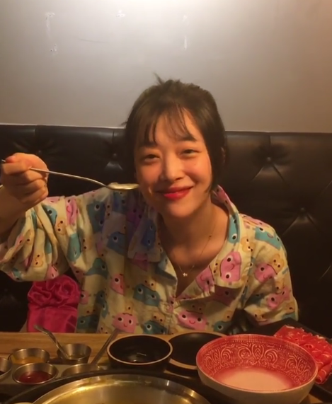 组图:崔雪莉晒素颜照皮肤水嫩红润 梳空气刘海咬手指清纯甜美