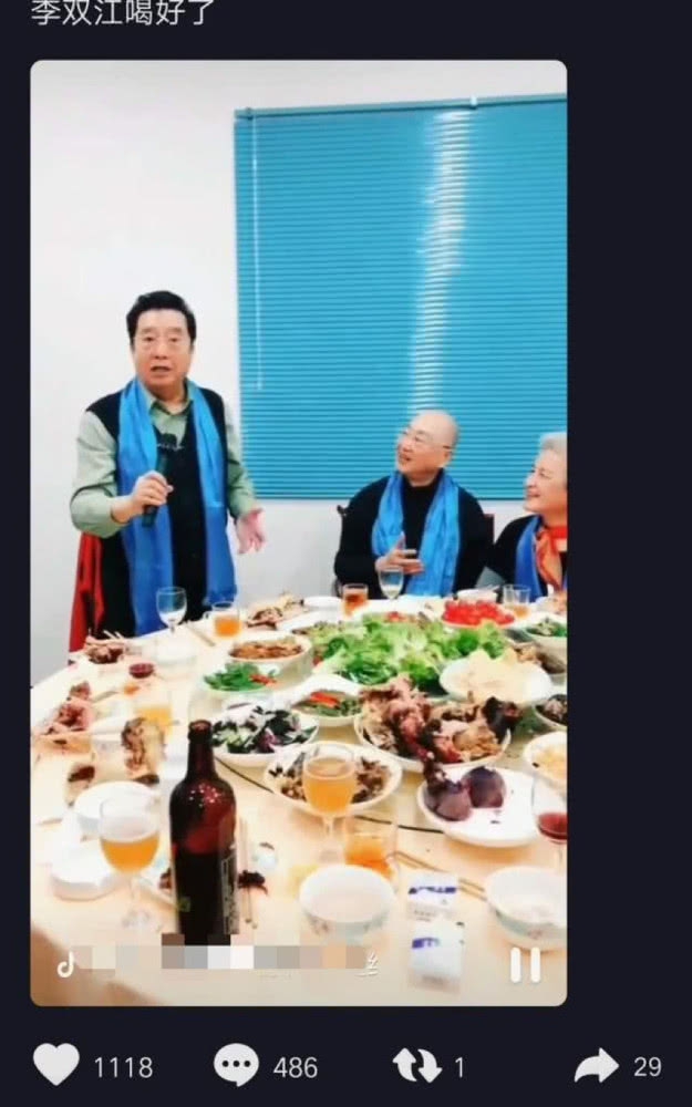组图：80岁李双江近照曝光 身穿蓝色短袖上课笑容和蔼