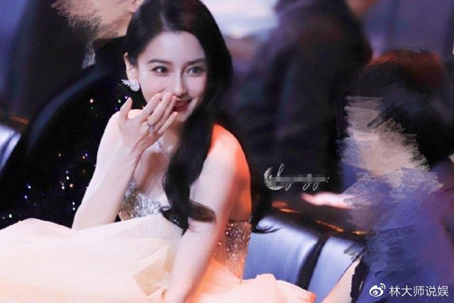 微博之夜2024杨幂 fc06-e62aaf780b911ecb39761e5aed19d508.jpg