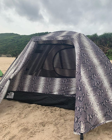 组图：陈奕迅妻子徐濠萦穿连体泳衣秀长腿 海边搭帐篷抓海鲜