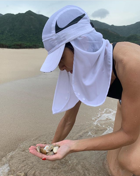 组图：陈奕迅妻子徐濠萦穿连体泳衣秀长腿 海边搭帐篷抓海鲜