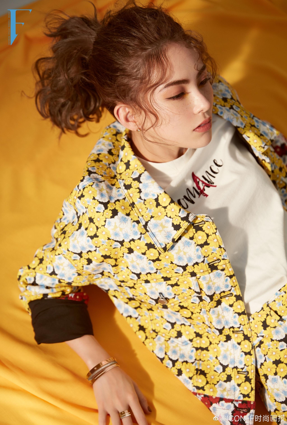 昆凌雀斑妆拍杂志大片 托腮浅笑眼神放电甜过高中生