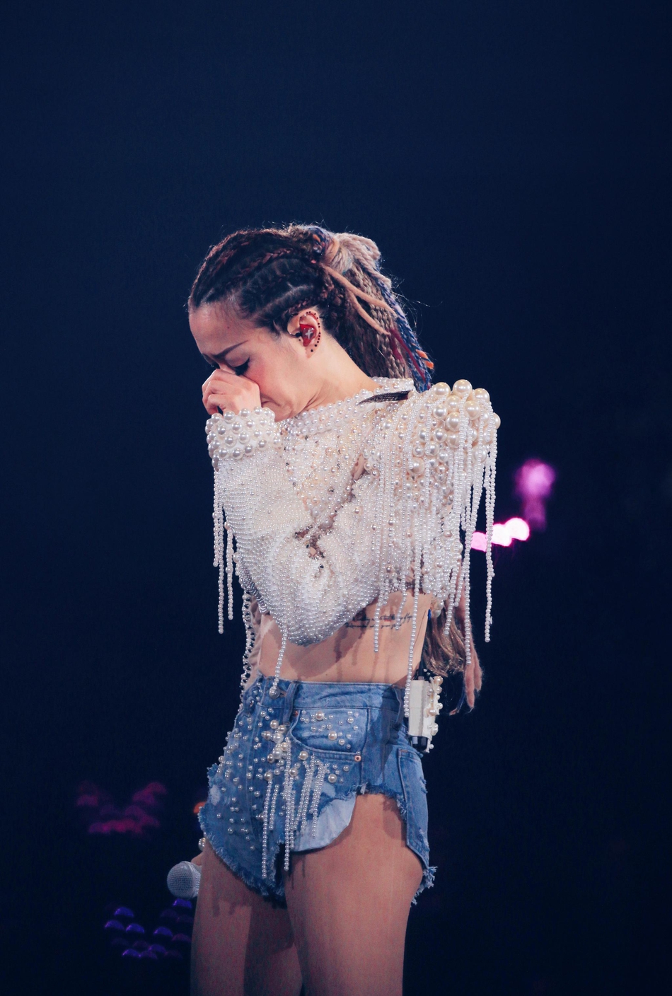 郑秀文演唱会中途哽咽落泪 边哭边唱频频抹泪