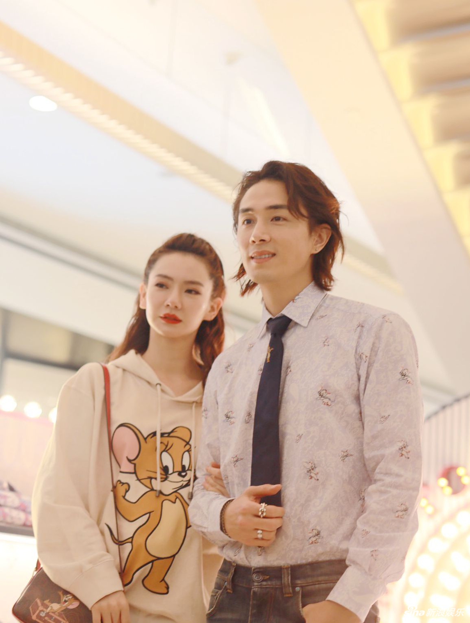 组图:戚薇穿卡通卫衣青春减龄 与老公李承铉贴脸合影笑容甜蜜