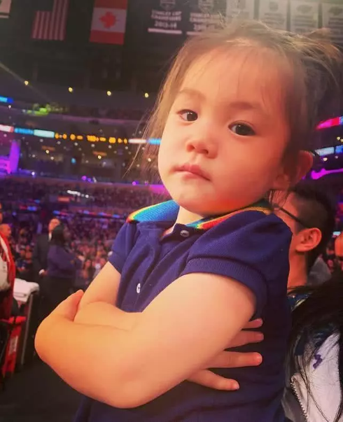 组图：陈冠希晒女儿穿湖人队球衣萌照 多次带Alaia看NBA球赛