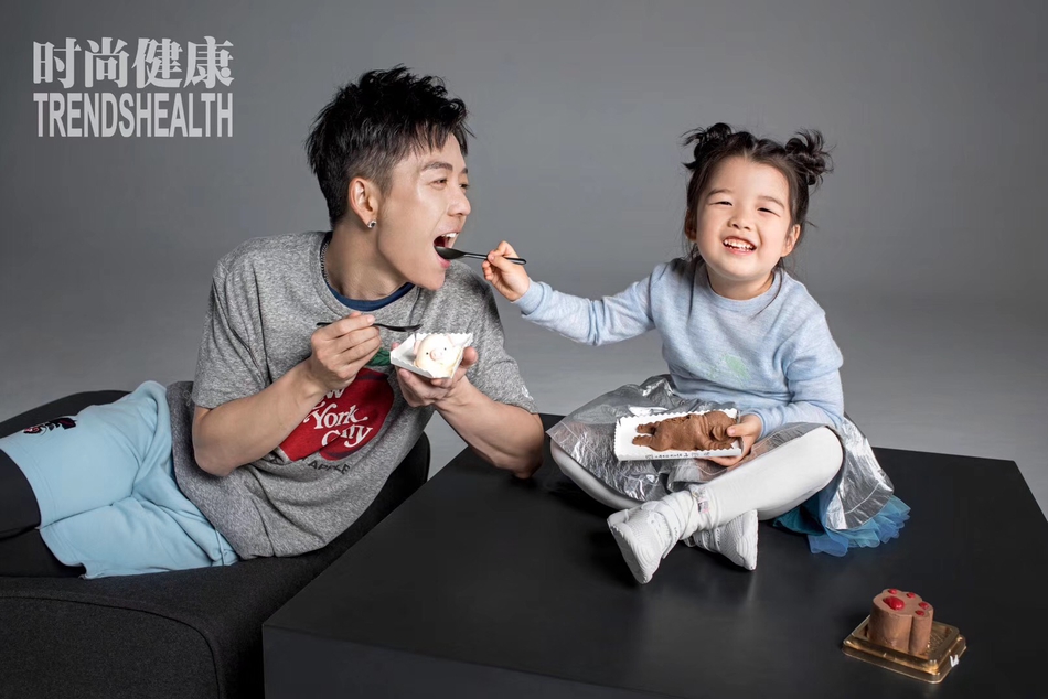 组图：奶爸王栎鑫带女儿上杂志 唯伊给爸爸喂食天真萌动