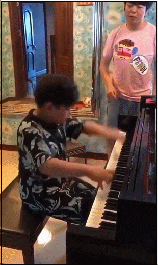 「奇趣网」郎朗再现魔性钢琴教学 对男孩“咆哮”对女孩温柔