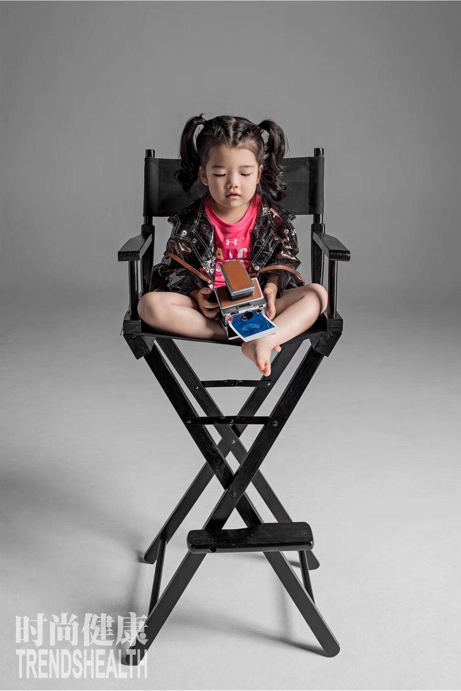 组图：奶爸王栎鑫带女儿上杂志 唯伊给爸爸喂食天真萌动