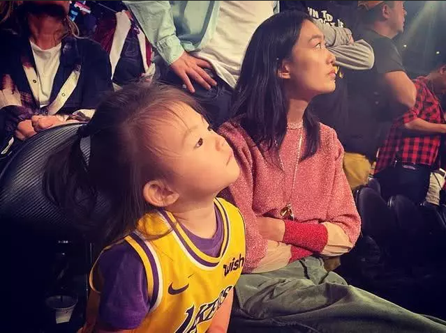 组图：陈冠希晒女儿穿湖人队球衣萌照 多次带Alaia看NBA球赛