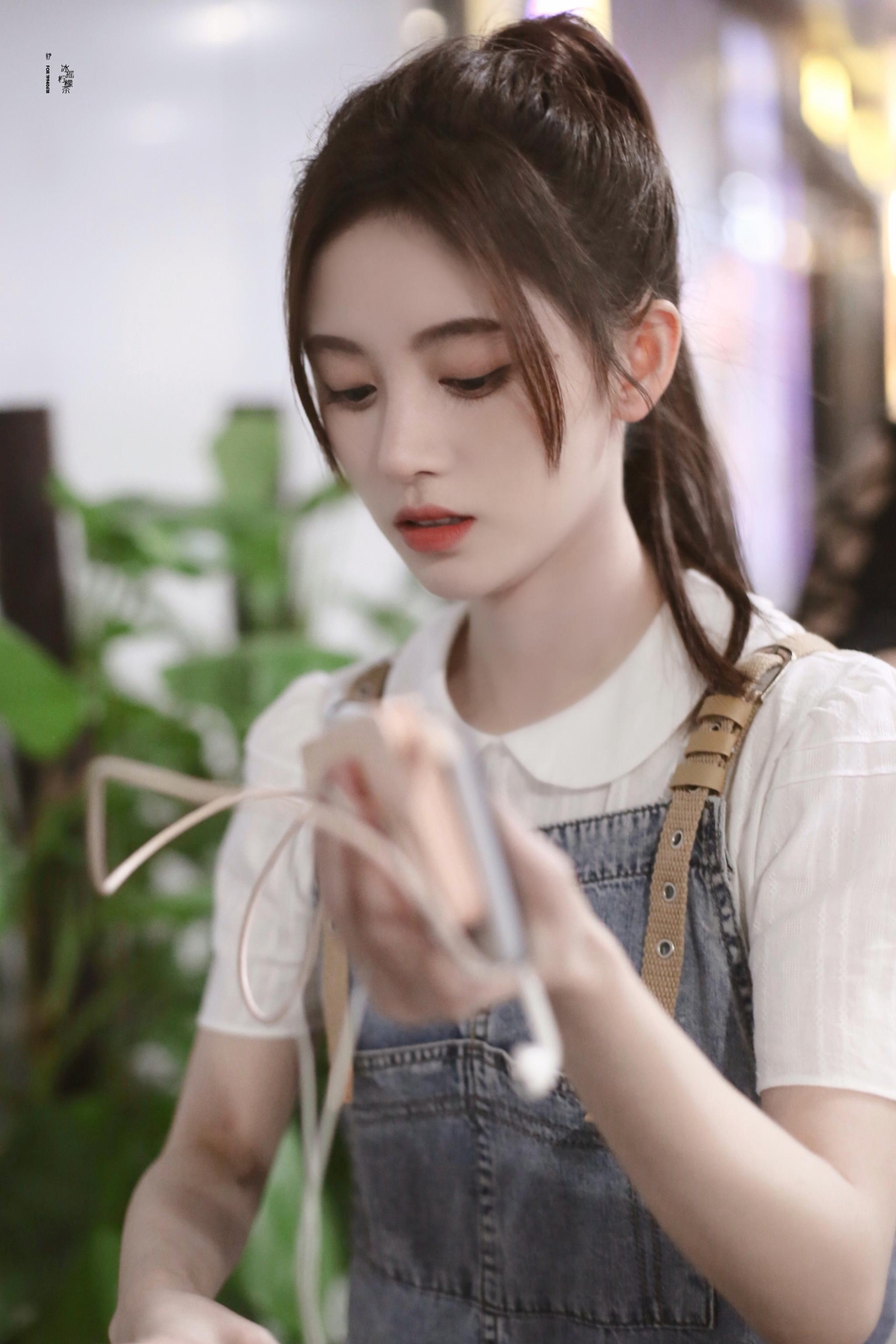 02 11:05:01 6 / 9 新浪娱乐讯 9月1日,鞠婧祎扎高马尾,妆容精致现身