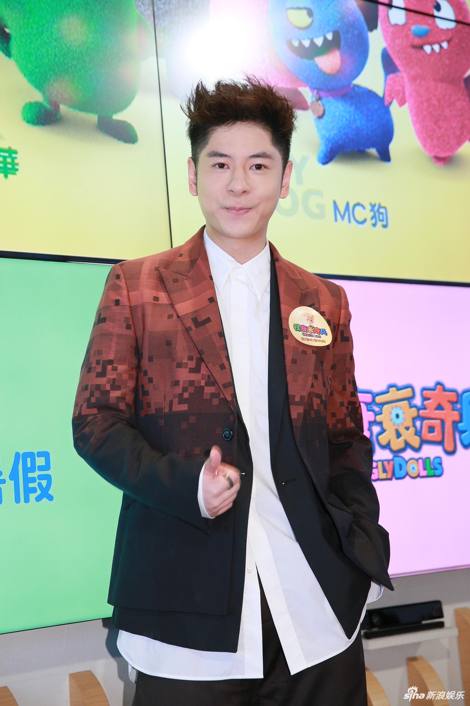 组图：郑少秋沈殿霞女儿郑欣宜现身活动 身穿粉色套装笑容爽朗