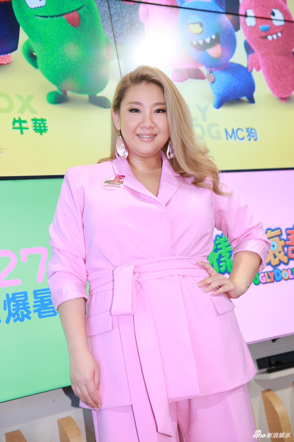 组图：郑少秋沈殿霞女儿郑欣宜现身活动 身穿粉色套装笑容爽朗