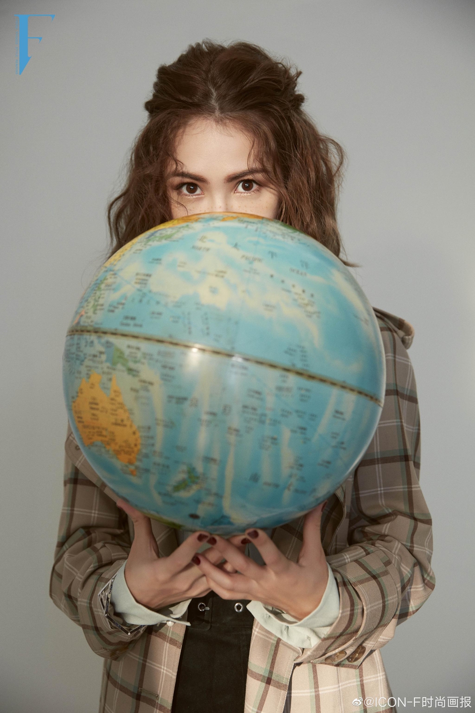 昆凌雀斑妆拍杂志大片 托腮浅笑眼神放电甜过高中生