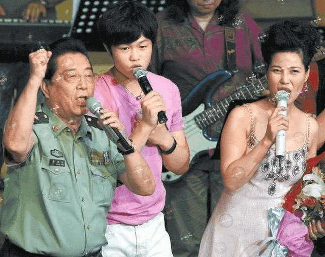 组图：80岁李双江近照曝光 身穿蓝色短袖上课笑容和蔼
