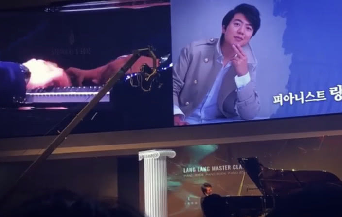 组图：郎朗陪老婆回“娘家”演出 爱丽丝深情凝望老公满脸甜蜜