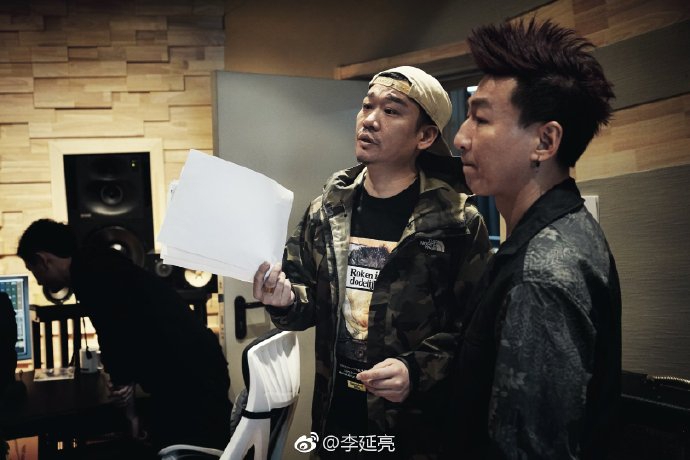 组图：陈羽凡近照曝光疑转战幕后 频频现身录音棚