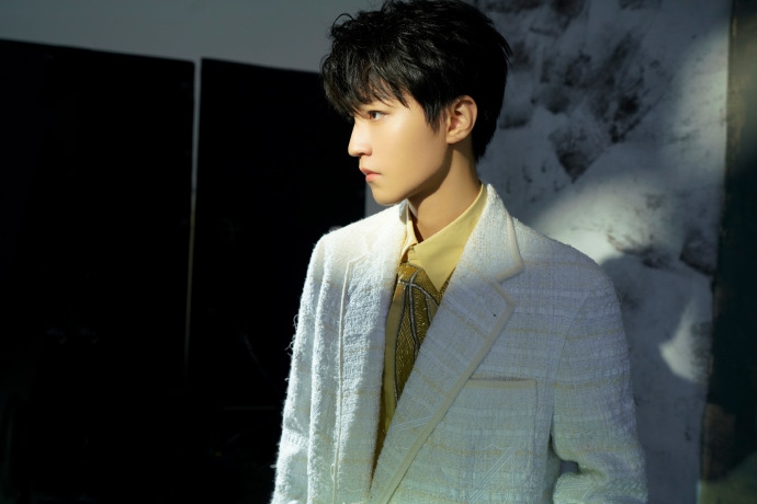 王俊凯的图片帅气迷人 862f-krpikqf1126896.jpg