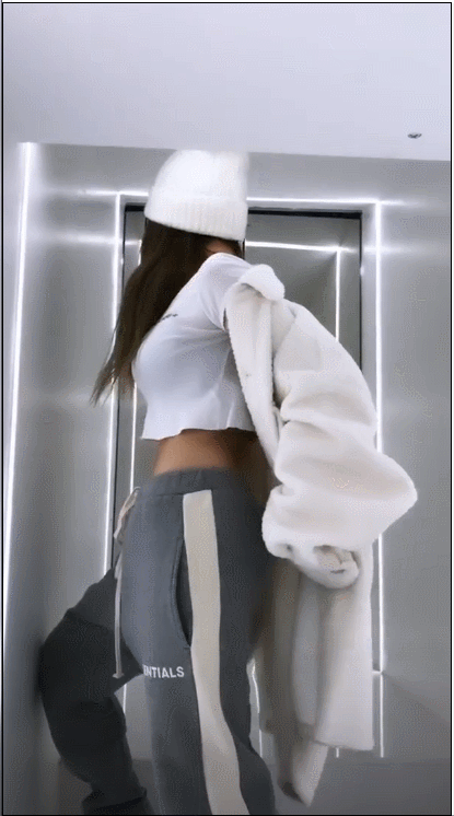 组图:周扬青穿露脐装晒美照秀蛮腰 双手插兜摆pose潮范十足