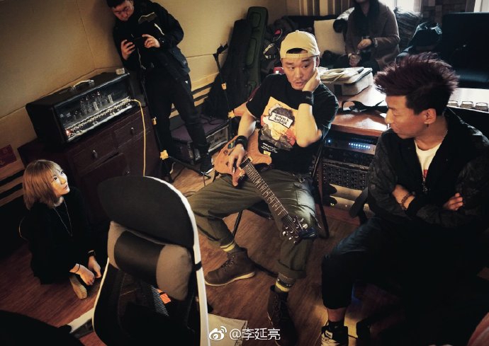 组图：陈羽凡近照曝光疑转战幕后 频频现身录音棚