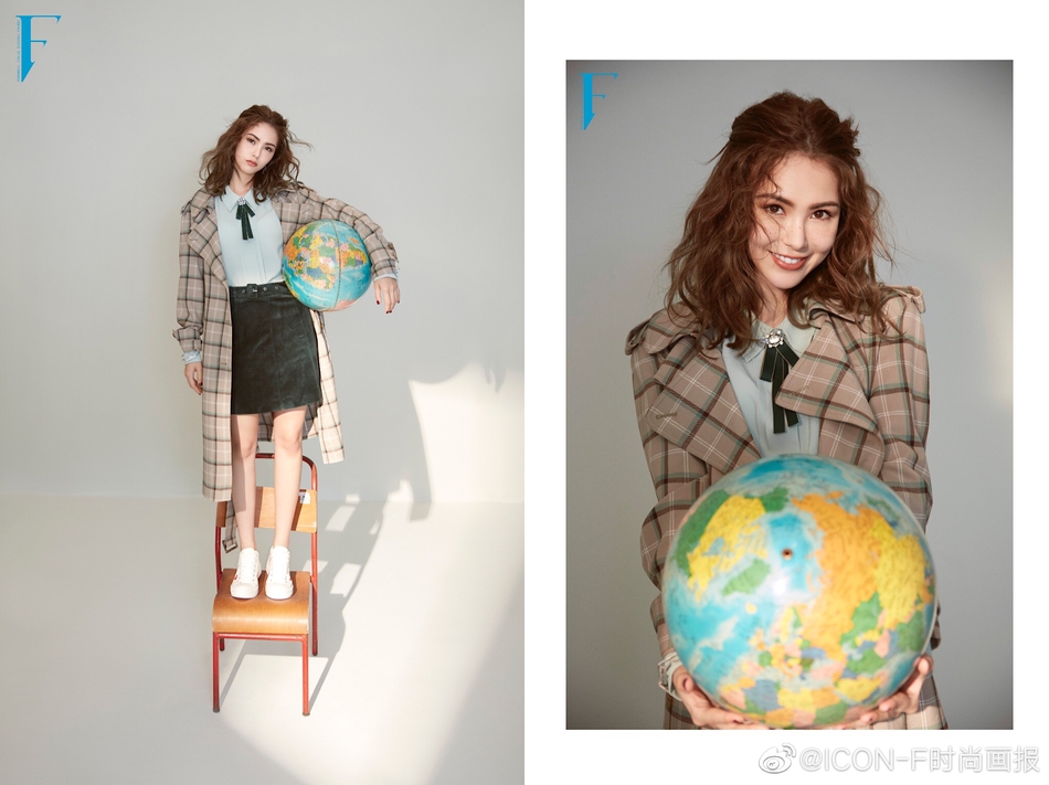 昆凌雀斑妆拍杂志大片 托腮浅笑眼神放电甜过高中生