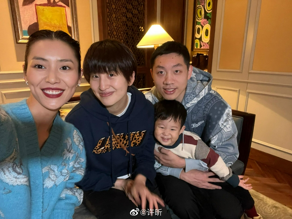 组图：许昕带家人探班刘雯 晒合照说“顶流”回家嘴没合拢过