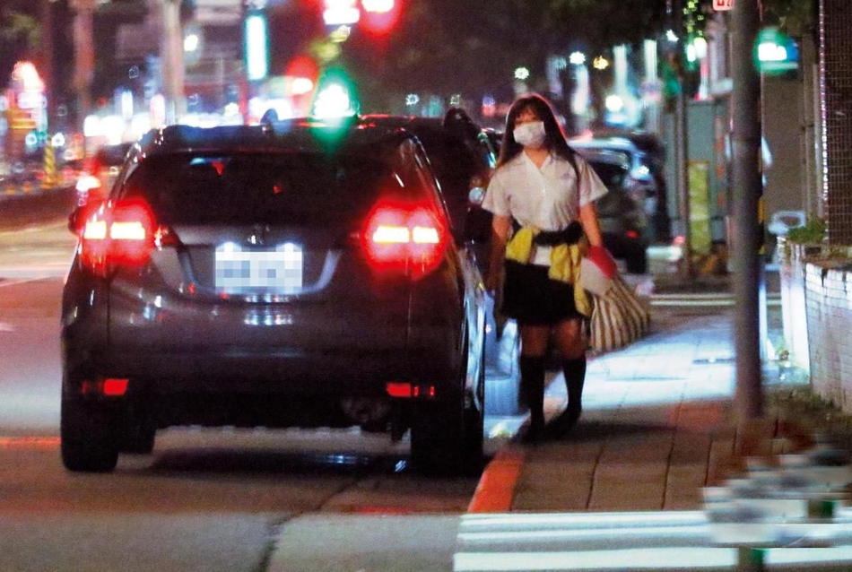 组图：张惠妹外甥女被拍与女舞者车上热吻 本人表示“经常如此”