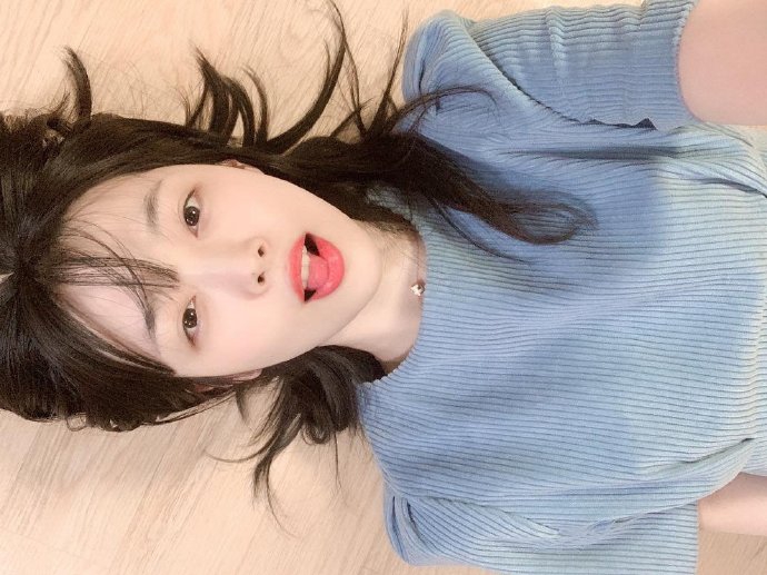 组图:雪莉晒躺地自拍笑容甜美 牛奶皮肤光滑细腻大秀美腿_高清图集