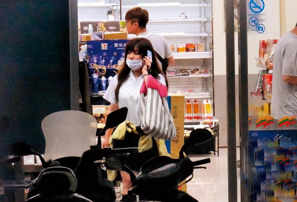 组图：张惠妹外甥女被拍与女舞者车上热吻 本人表示“经常如此”