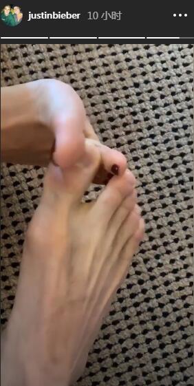 组图:比伯晒与海莉婚后日常 光脚踩地板与娇妻亲密接触