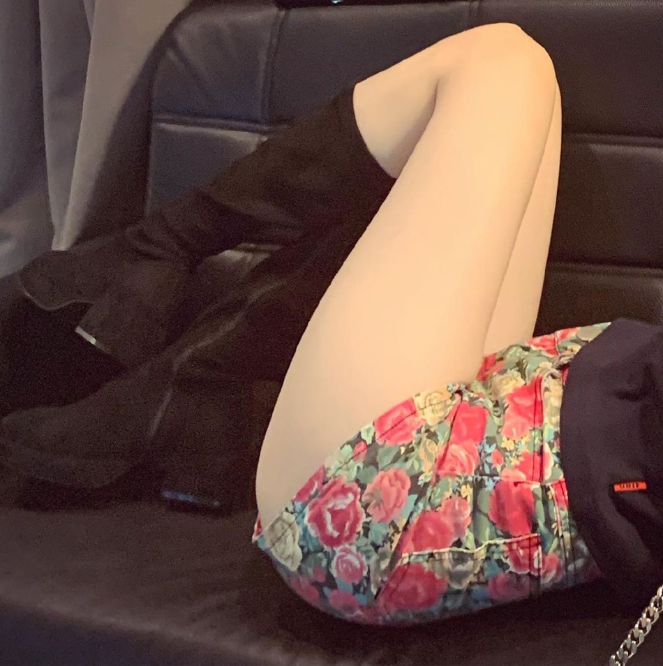 组图：泫雅穿碎花超短裤黑色筒靴 身材苗条摆pose花式秀美腿