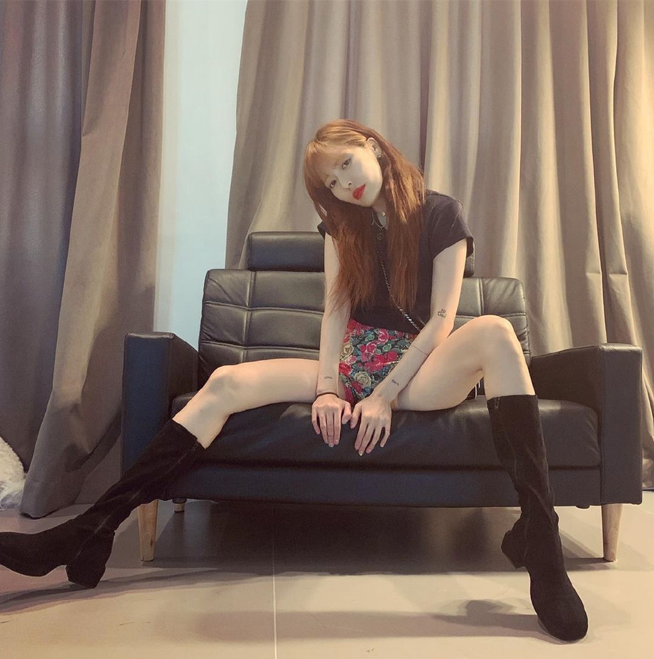 组图：泫雅穿碎花超短裤黑色筒靴 身材苗条摆pose花式秀美腿