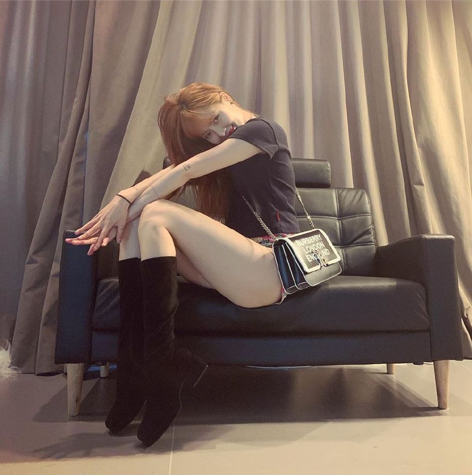 组图：泫雅穿碎花超短裤黑色筒靴 身材苗条摆pose花式秀美腿