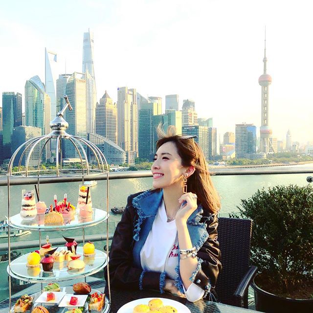 组图：林志颖娇妻分享贵妇生活 与闺蜜喝下午茶拍美照