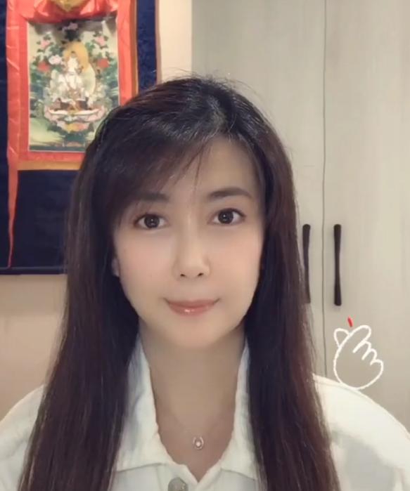 组图:51岁孟庭苇近照曝光 白衬衫长发披肩气质温婉