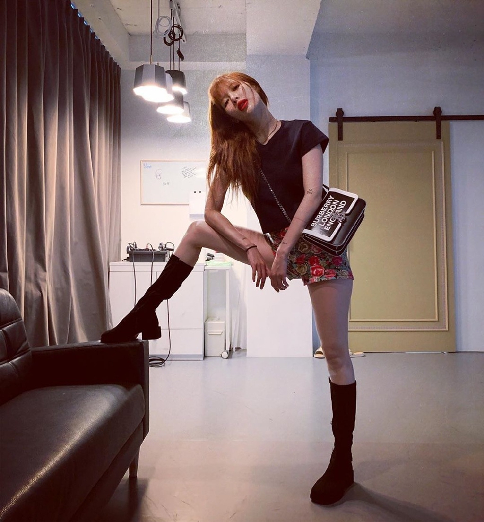 组图：泫雅穿碎花超短裤黑色筒靴 身材苗条摆pose花式秀美腿