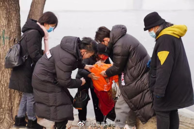 组图：冰上运动注意安全!魔术师邓男子上春晚前一天救落水儿童_1