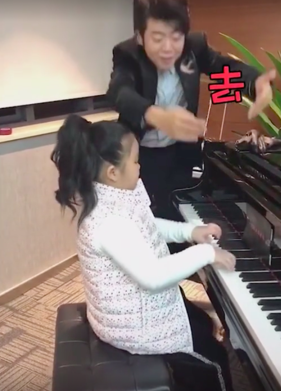 「奇趣网」郎朗再现魔性钢琴教学 对男孩“咆哮”对女孩温柔