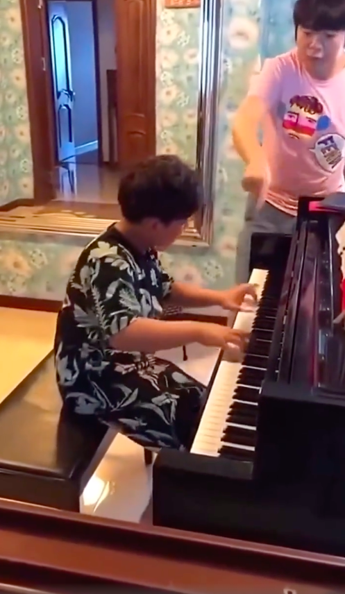 「奇趣网」郎朗再现魔性钢琴教学 对男孩“咆哮”对女孩温柔
