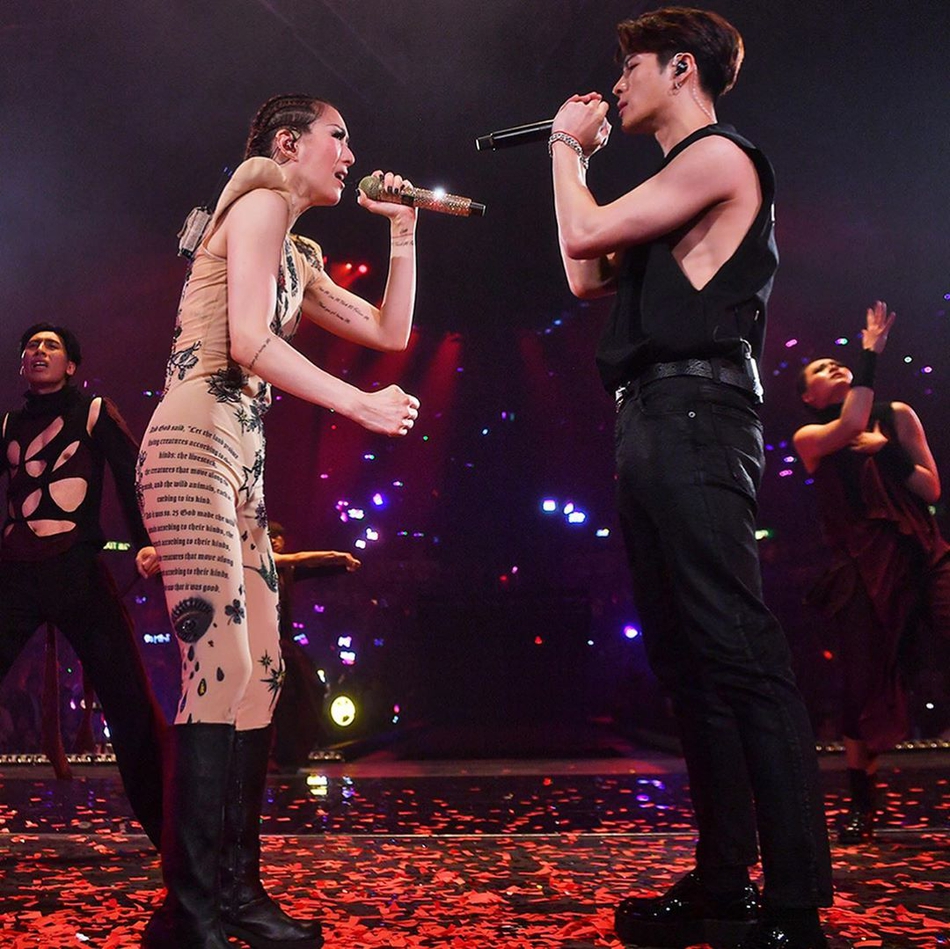 郑秀文香港演唱会最后一场谢幕 与好友古天乐王嘉尔合照