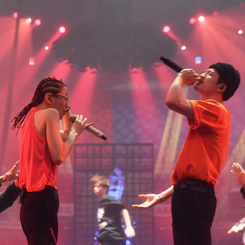 郑秀文香港演唱会最后一场谢幕 与好友古天乐王嘉尔合照