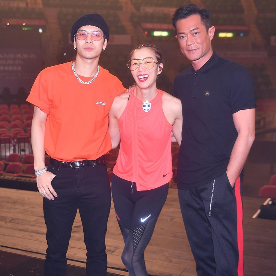 郑秀文香港演唱会最后一场谢幕 与好友古天乐王嘉尔合照