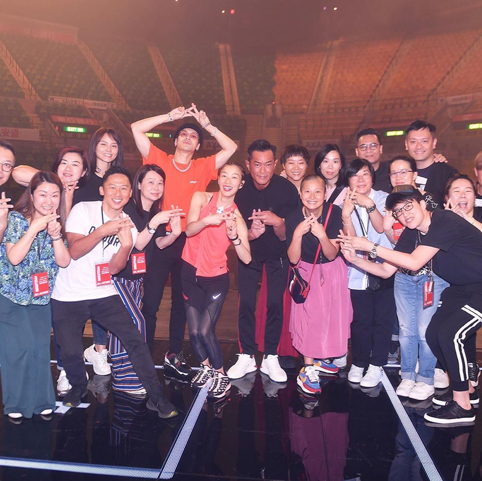 郑秀文香港演唱会最后一场谢幕 与好友古天乐王嘉尔合照