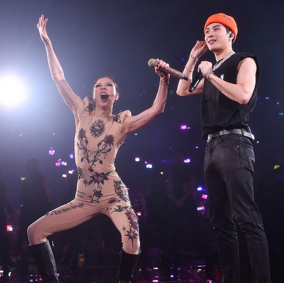 郑秀文香港演唱会最后一场谢幕 与好友古天乐王嘉尔合照