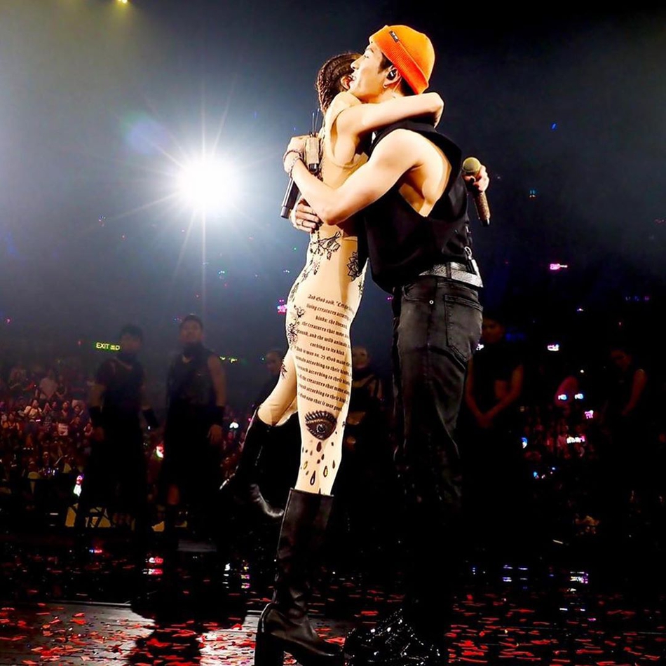 郑秀文香港演唱会最后一场谢幕 与好友古天乐王嘉尔合照