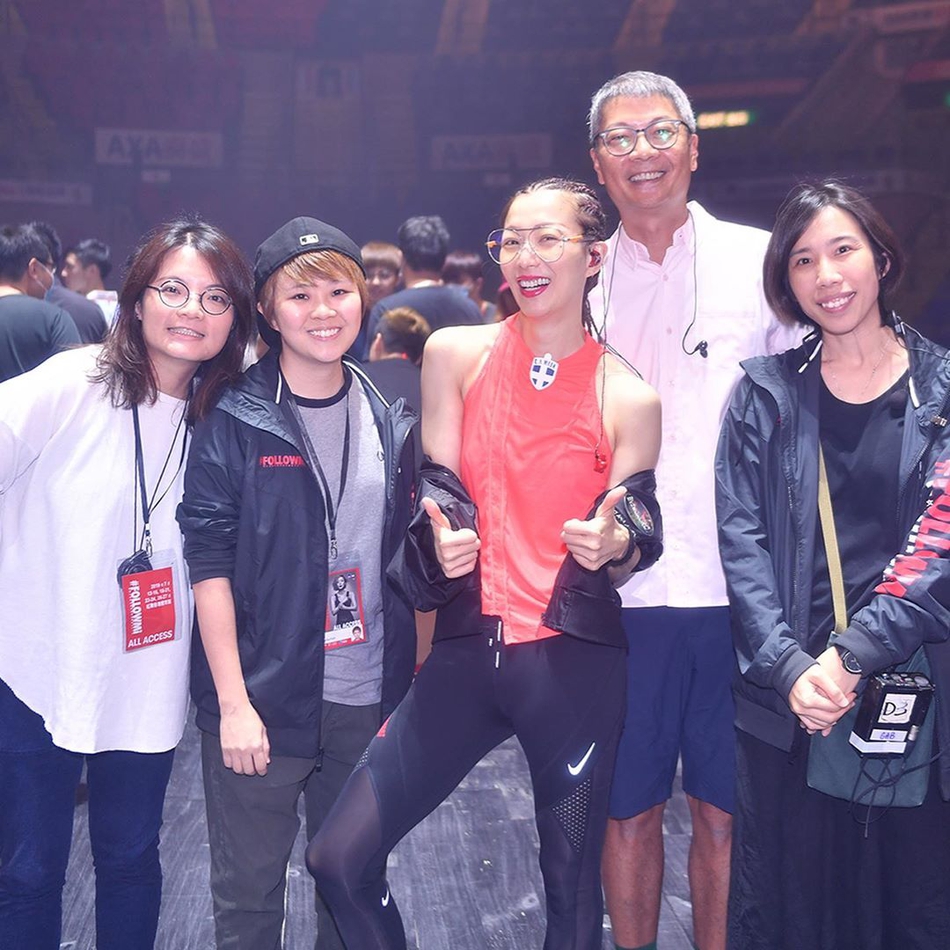 郑秀文香港演唱会最后一场谢幕 与好友古天乐王嘉尔合照