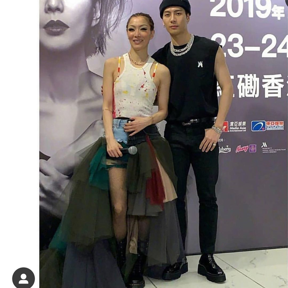 郑秀文香港演唱会最后一场谢幕 与好友古天乐王嘉尔合照