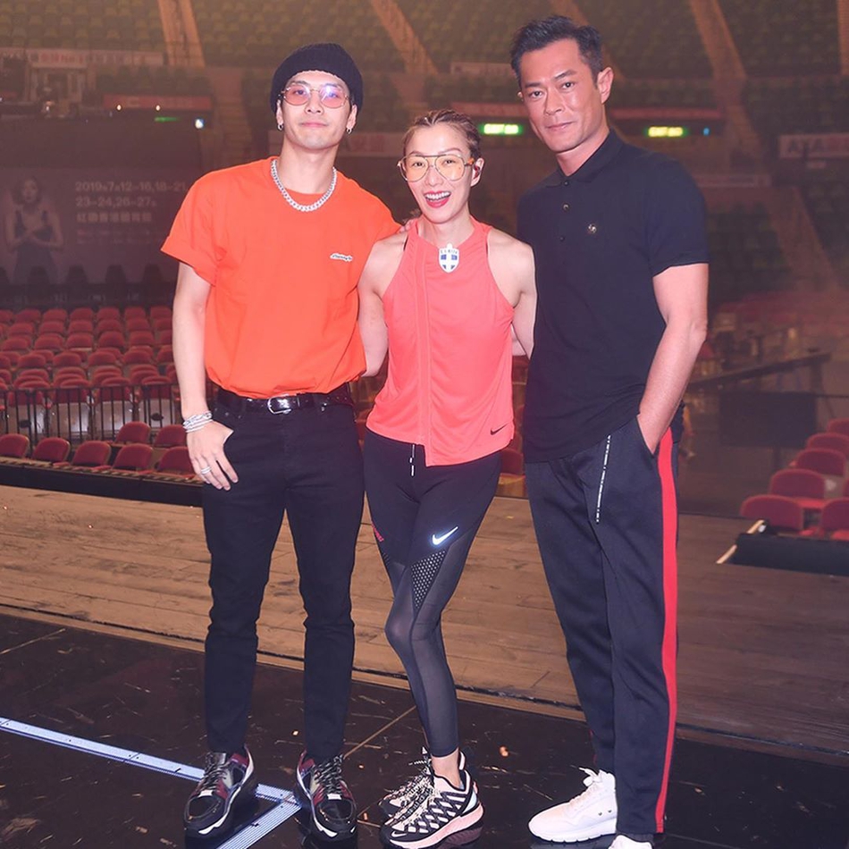 郑秀文香港演唱会最后一场谢幕 与好友古天乐王嘉尔合照