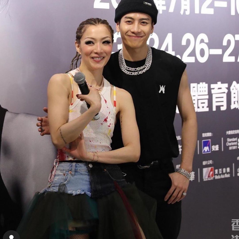 郑秀文香港演唱会最后一场谢幕 与好友古天乐王嘉尔合照