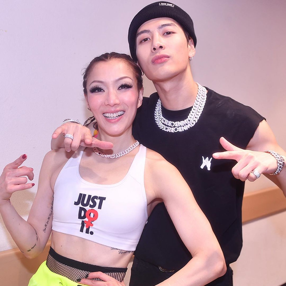 郑秀文香港演唱会最后一场谢幕 与好友古天乐王嘉尔合照