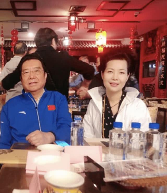 组图：80岁李双江近照曝光 身穿蓝色短袖上课笑容和蔼